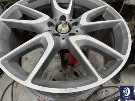 벤츠 W213 E43 AMG 휠 상처 수리 후 사틴 블랙 (무광 검정 / 매트 블랙) 휠 복원 도색 + 카본 세라믹 골드 캘리퍼 도색 / 용인 처인구