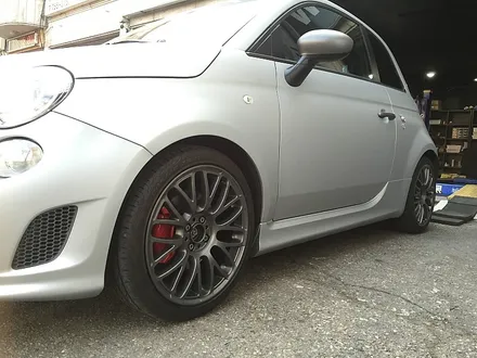 피아트 500 아바스(ABARTH 595 COMPETIZIONE) 매트그레이(건메탈무광) 휠도색, 레드 캘리퍼도색(간단 차량 소개 함께) / 용인 처인구
