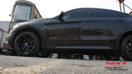 100주년을 기념해서 나온 BMW X6 30D 한정 모델의 블랙 휠도색과 블루 캘리퍼도색. / 용인 처인구