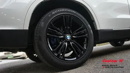 BMW X5 강력한 포스를 위한 블랙유광 휠도색과 심각한 부식의 캘리퍼 M퍼포먼스 블루로 캘리퍼도색. / 용인 처인구