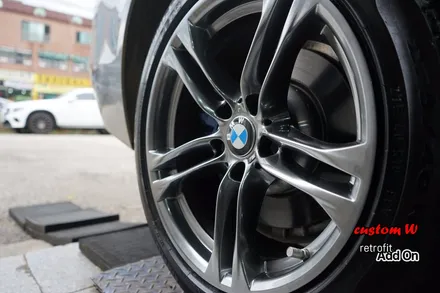 BMW 520D 에어로다이나믹프로 고스트크롬 휠도색 + M퍼포먼스 블루 캘리퍼도색. / 용인 처인구