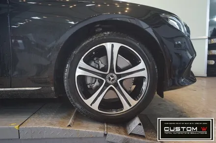 벤츠 E200 실버 휠을 다이아몬드컷팅 휠수리를 이용해서 나이트패키지 블랙폴리시 휠로 체인지! / 용인 처인구