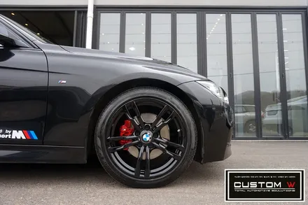 블랙바디  블랙휠 찰떡 궁합.! BMW F30 441M 휠상처 수리후, 블랙유광 휠도색 그리고 레드 캘리퍼 도색 작업까지.! 커스텀W. / 용인 처인구
