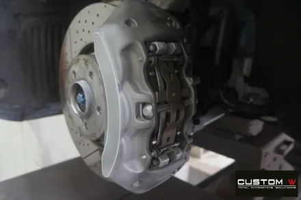 매일 같이 입고 되는  벤츠 GT43 AMG 4 도어 골드 캘리퍼 도색, 하이그로시 블랙 검정 유광 휠도색. / 용인 처인구