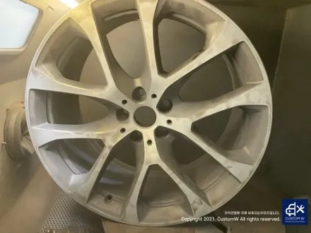 후기글 작성해 주신 고객님의 차량_! BMW G05 X5 45e 휠 상처 수리 후, 블랙 유광 휠도색 그리고 부식 녹 제거 및 방지 블루 캘리퍼 도색 작업까지_! / 용인 처인구