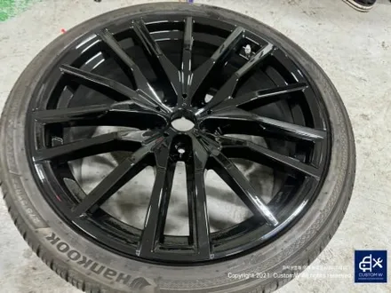 BMW X5 G05 22인치 742M 부식 제거 및  휠 상처 수리 후, 블랙 유광 휠도색 / 용인 처인구