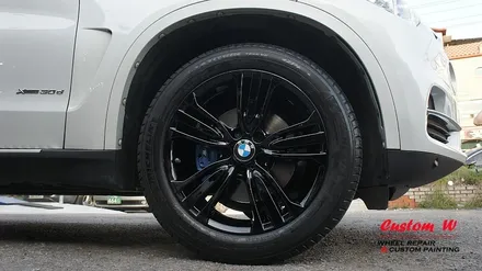 BMW X5 강력한 포스를 위한 블랙유광 휠도색과 심각한 부식의 캘리퍼 M퍼포먼스 블루로 캘리퍼도색. / 용인 처인구