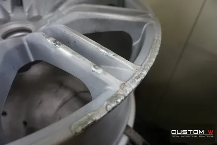 포르쉐 카이엔 터보 휠도색 불량 재작업. 약품 박리 및 휠 상처 수리 후, 하이퍼 실버 휠도색. / 용인 처인구