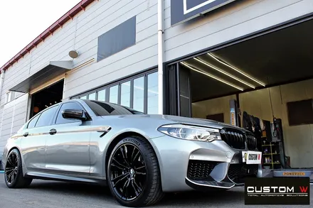 BMW F90 신형 M5 요즘 오너분들에게 대세라는 원톤 올 블랙.!하이그로시 블랙  검정 유광 휠도색 / 용인 처인구