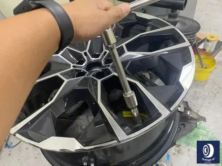 멋지게 사틴 블랙 컬러 랩핑 작업 된 BMW G07 X7 40i 22인치 블랙 유광 휠도색 / 용인 처인구