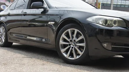 각각 다른 휠의 두 대의 차량의 BMW 528I 고스트크롬 휠도색(간만에 콜라보). / 용인 처인구