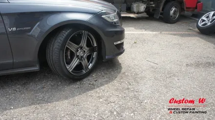 뭔가 이상하고 지저분한 컬러의 벤츠 CLS 63 AMG 휠을 다시 고스트크롬으로 고급스럽게 휠도색. / 용인 처인구