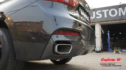 100주년을 기념해서 나온 BMW X6 30D 한정 모델의 블랙 휠도색과 블루 캘리퍼도색. / 용인 처인구