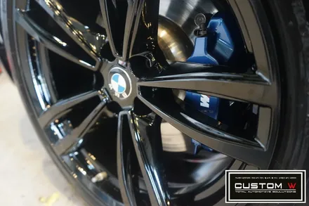 BMW G바디 7시리즈 블랙유광 휠도색, M퍼포먼스 블루 캘리퍼도색. / 용인 처인구