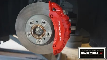 포르쉐 파나메라의 밋밋한 실버 휠과 캘리퍼를 엣지있는 블랙유광 휠도색과 레드 캘리퍼도색으로 체인지! / 용인 처인구