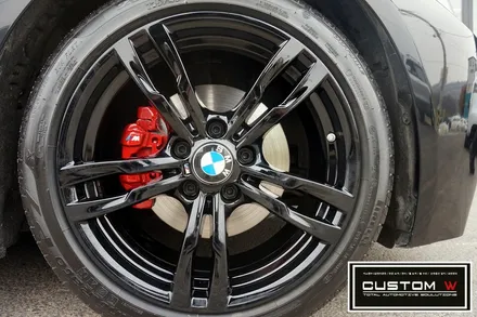 블랙바디  블랙휠 찰떡 궁합.! BMW F30 441M 휠상처 수리후, 블랙유광 휠도색 그리고 레드 캘리퍼 도색 작업까지.! 커스텀W. / 용인 처인구