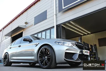 BMW F90 신형 M5 요즘 오너분들에게 대세라는 원톤 올 블랙.!하이그로시 블랙  검정 유광 휠도색 / 용인 처인구
