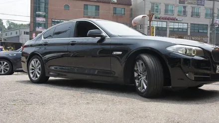 각각 다른 휠의 두 대의 차량의 BMW 528I 고스트크롬 휠도색(간만에 콜라보). / 용인 처인구