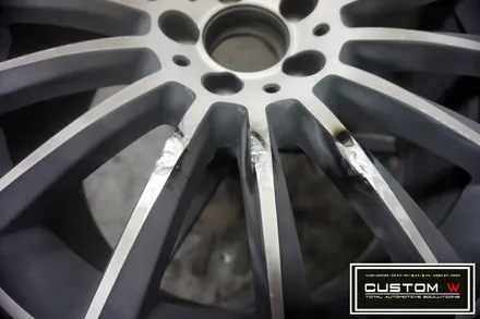 벤츠 CLS 250 상처 심한 휠 다이아몬드 컷팅 휠수리 , 운전석 리어휀더, 범퍼 판금도색 외형복원 작업까지 한번에_! 원스탑 토탈 솔루션 커스텀W / 용인 처인구