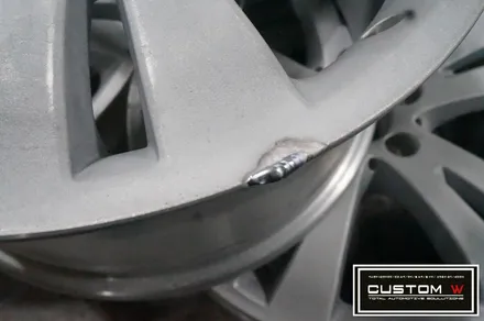 벤츠 W204 C200 잘 못된 휠수리도색 이력 박리 후, 재작업. 올바른 도료 선정과 공정 으로 휠상처 수리후, 고스트 크롬 휠도색  커스텀W / 용인 처인구