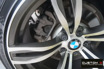 BMW F10 520D M 에어로 다이나믹 프로 휠 상처 수리 후, 고스트 크롬 휠도색 그리고 블루 캘리퍼 도색. / 용인 처인구