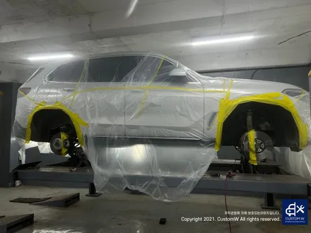 후기글 작성해 주신 고객님의 차량_! BMW G05 X5 45e 휠 상처 수리 후, 블랙 유광 휠도색 그리고 부식 녹 제거 및 방지 블루 캘리퍼 도색 작업까지_! / 용인 처인구