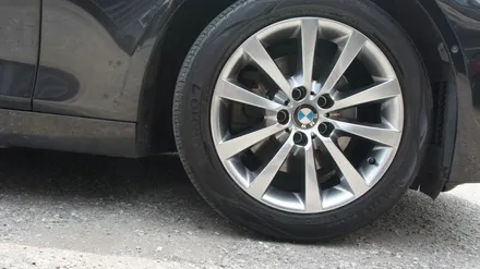 각각 다른 휠의 두 대의 차량의 BMW 528I 고스트크롬 휠도색(간만에 콜라보). / 용인 처인구