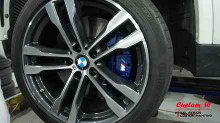 3개의 다이아몬드컷팅 휠수리가 필요한 BMW X5 차량의 입고. 캘리퍼도색도 함께 작업하다. / 용인 처인구