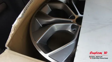 새 휠로 교체 할 필요없이 BMW X3 차량의 휠을 다이아몬드컷팅 휠수리로 1개의 휠만 다른 휠과 동일하게 복원합니다. / 용인 처인구