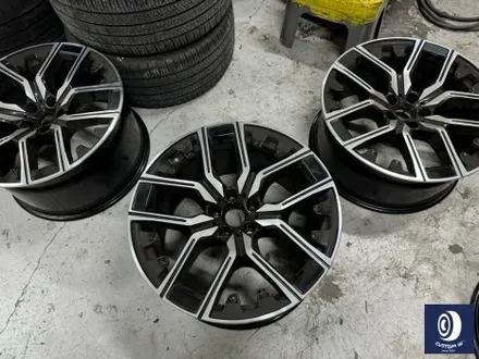 BMW 휠.. 왜 이렇게 만들까... 휠에 장착된 플라스틱 커버는 무슨 의미가 있나? 경량화? 디자인? 신형 740D 신0차 출고 작업 휠 커버 + 휠 블랙 도색 + 캘리퍼  도색 / 용인 처인구