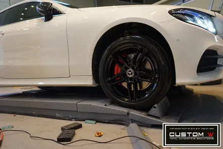 메르세데스 벤츠 E클래스 E220d 쿠페 c238 블랙유광 휠도색 + 레드 캘리퍼도색(AMG로고) / 용인 처인구