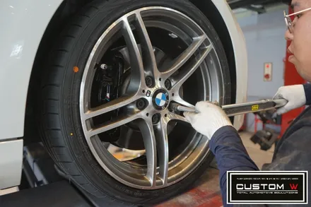 BMW 3시리즈 컨버터블 부식이 심하고 상처도 심한 313M 휠 다이아몬드컷팅 휠수리, 블랙 캘리퍼도색. / 용인 처인구