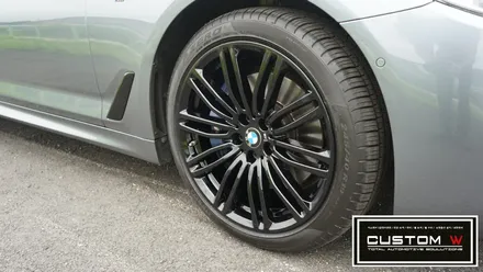 BMW G30 530d 맷블랙 휠을 블랙유광 휠도색으로 새롭게 만들어드렸습니다. / 용인 처인구