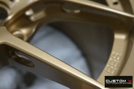 BMW M4 잘 못된 휠 수리 도색이력이 있는 BBS FI-R 단조휠 약품 박리 후, 페라리 골드 컬러 휠도색 재작업. / 용인 처인구