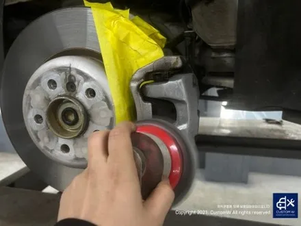 후기글 작성해 주신 고객님의 차량_! BMW G05 X5 45e 휠 상처 수리 후, 블랙 유광 휠도색 그리고 부식 녹 제거 및 방지 블루 캘리퍼 도색 작업까지_! / 용인 처인구