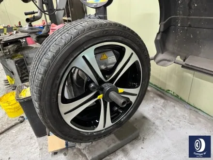 벤츠 W213 E200 분진 / 세척 관리가 어려운 밋밋한 실버 18인치 휠을 멋지게 다이아몬드 커팅 가공 / 커스텀 작업으로 고급스럽고 관리 편한 블랙 폴리시 휠로_!! / 용인 처인구