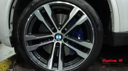 3개의 다이아몬드컷팅 휠수리가 필요한 BMW X5 차량의 입고. 캘리퍼도색도 함께 작업하다. / 용인 처인구