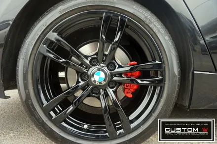블랙바디  블랙휠 찰떡 궁합.! BMW F30 441M 휠상처 수리후, 블랙유광 휠도색 그리고 레드 캘리퍼 도색 작업까지.! 커스텀W. / 용인 처인구