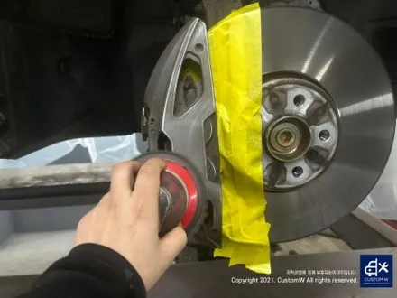 후기글 작성해 주신 고객님의 차량_! BMW G05 X5 45e 휠 상처 수리 후, 블랙 유광 휠도색 그리고 부식 녹 제거 및 방지 블루 캘리퍼 도색 작업까지_! / 용인 처인구