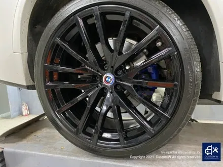 BMW X5 G05 22인치 742M 부식 제거 및  휠 상처 수리 후, 블랙 유광 휠도색 / 용인 처인구