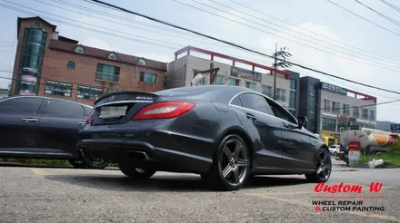 뭔가 이상하고 지저분한 컬러의 벤츠 CLS 63 AMG 휠을 다시 고스트크롬으로 고급스럽게 휠도색. / 용인 처인구