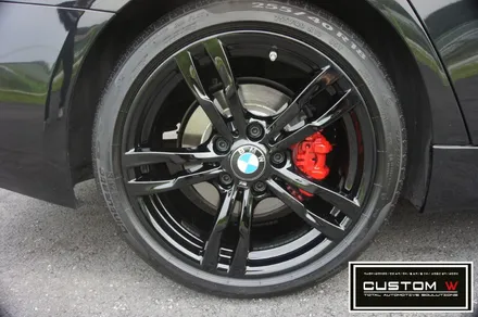 BMW F30 320I 블랙 바디 컬러차량을 더욱 포스있게 블랙유광 휠도색, 레드 캘리퍼도색. / 용인 처인구