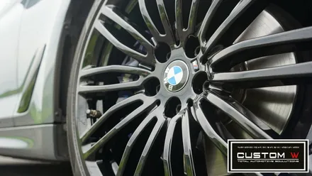 BMW G30 530d 맷블랙 휠을 블랙유광 휠도색으로 새롭게 만들어드렸습니다. / 용인 처인구