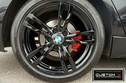블랙바디  블랙휠 찰떡 궁합.! BMW F30 441M 휠상처 수리후, 블랙유광 휠도색 그리고 레드 캘리퍼 도색 작업까지.! 커스텀W. / 용인 처인구