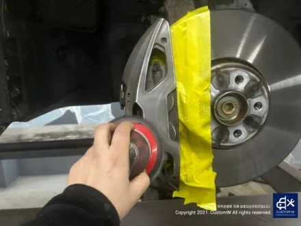 후기글 작성해 주신 고객님의 차량_! BMW G05 X5 45e 휠 상처 수리 후, 블랙 유광 휠도색 그리고 부식 녹 제거 및 방지 블루 캘리퍼 도색 작업까지_! / 용인 처인구