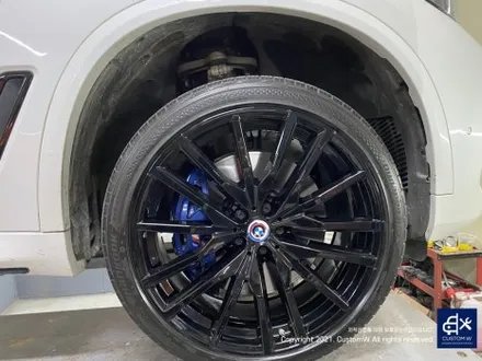 BMW X5 G05 22인치 742M 부식 제거 및  휠 상처 수리 후, 블랙 유광 휠도색 / 용인 처인구