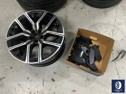 BMW 휠.. 왜 이렇게 만들까... 휠에 장착된 플라스틱 커버는 무슨 의미가 있나? 경량화? 디자인? 신형 740D 신0차 출고 작업 휠 커버 + 휠 블랙 도색 + 캘리퍼  도색 / 용인 처인구