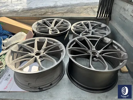 타 업체 휠 수리 도색 불량 재작업 포르쉐 카이엔 고가의 터보 GT 22인치 휠 약품 박리 / 기존 페인트 제거 후, 하이그로시 블랙 휠 도색 + 옐로우 캘리퍼 도색 / 용인 처인구
