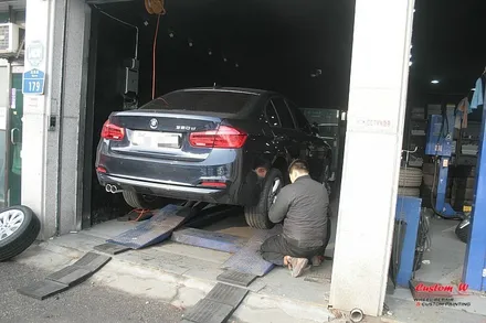 갓 나온 신차급 BMW320D 블랙유광 휠도색 / 용인 처인구