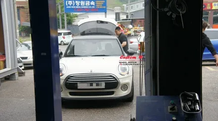미니쿠퍼도 5도어 브레이크 분진 때문에 앞 뒤 짝짝이 휠은 그만! 새로운 휠에 새로운 맷블랙 휠도색. / 용인 처인구